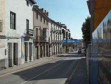 Vista general de la calle con la Tercia Abacial a su izquierda.